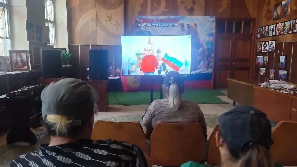 В Камышеватском СДК состоялся показ документального фильма, посвященного истории Государственного флага России В Камышеватском СДК состоялся показ документального фильма, посвященного истории Государственного флага России