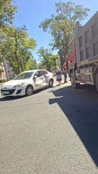 В Мариуполе на Капринского не поделили дорогу грузовик и легковушка