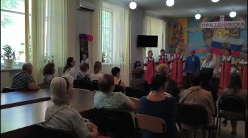 Пусть славится мощью своею Россия
