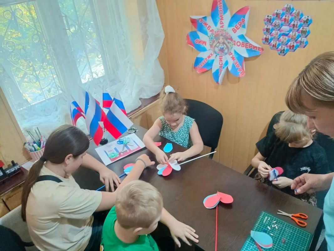 Ко Дню Государственного флага Российской Федерации Отдел культуры Администрации округа провёл для юных жителей Краснолиманщины творческую мастерскую «Цвета Родины» Ко Дню Государственного флага Российской Федерации Отдел культуры Администрации округа провёл для юных жителей Краснолиманщины творческую мастерскую «Цвета Родины»