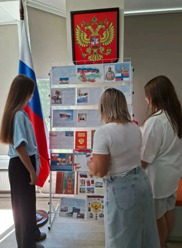 Ко Дню Государственного флага Российской Федерации в Мангушской центральной библиотеке открылась тематическая выставка, приуроченная к этому значимому событию Ко Дню Государственного флага Российской Федерации в Мангушской центральной библиотеке открылась тематическая выставка, приуроченная к этому значимому событию