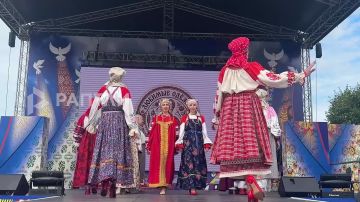 Хлебная карта, народные костюмы и ручное ремесло: в Москве прошел юбилейный фестиваль славянского искусства «Русское поле»