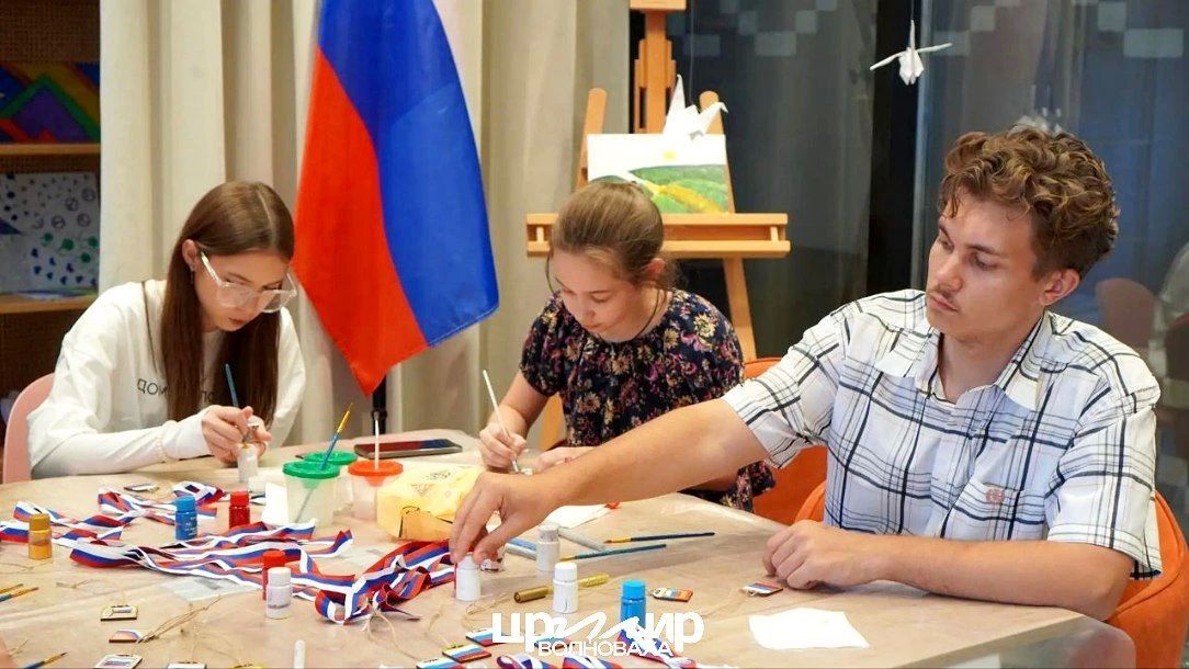 Моя Россия - мой флаг. Российский триколор — символ, который объединяет наше общество и говорит без слов о том, что нам дорого Моя Россия - мой флаг. Российский триколор — символ, который объединяет наше общество и говорит без слов о том, что нам дорого