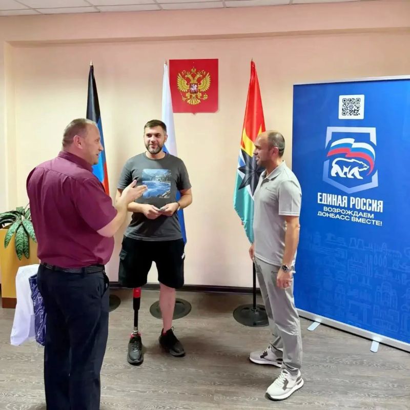 Значимое событие в Торезе: ветеран боевых действий получил партбилет Значимое событие в Торезе: ветеран боевых действий получил партбилет