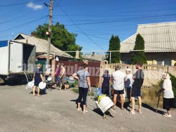 Алексей Кулемзин: Сегодня донецкие производители воды организовали бесплатную доставку питьевой воды жителям Кировского и Петровского районов