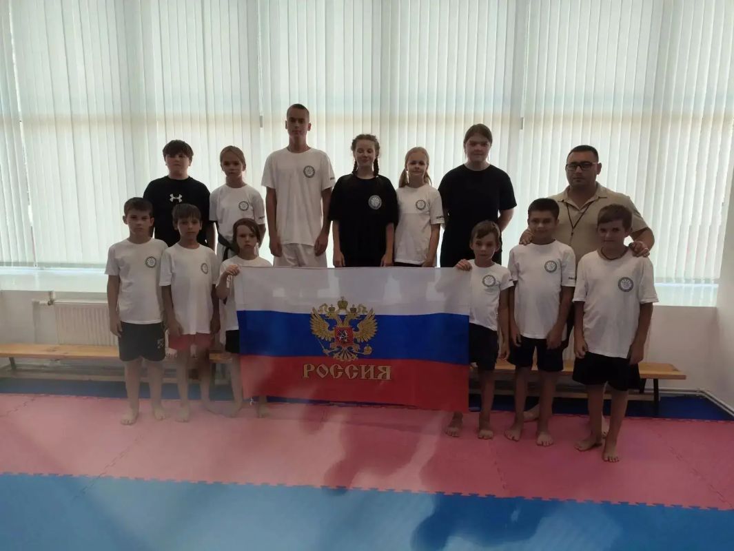 Юные мариупольские спортсмены присоединились к празднованию Дня Государственного флага России Юные мариупольские спортсмены присоединились к празднованию Дня Государственного флага России