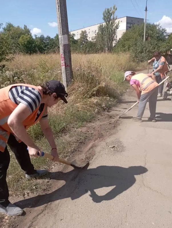 С заботой об округе. На минувшей неделе работники Ясиноватского жилищно-эксплуатационного комбината продолжали поддерживать порядок и наводить чистоту на улицах наших населенных пунктов С заботой об округе. На минувшей неделе работники Ясиноватского жилищно-эксплуатационного комбината продолжали поддерживать порядок и наводить чистоту на улицах наших населенных пунктов