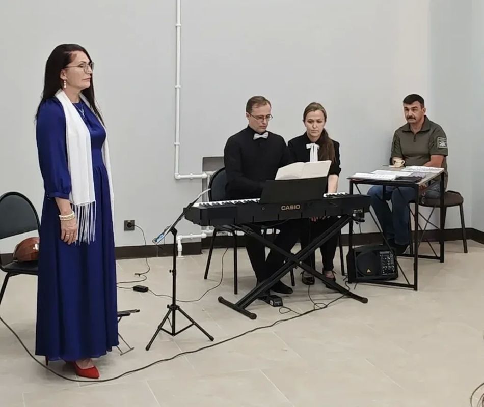 В Краеведческом музее города Мариуполя отметили День Государственного флага России В Краеведческом музее города Мариуполя отметили День Государственного флага России