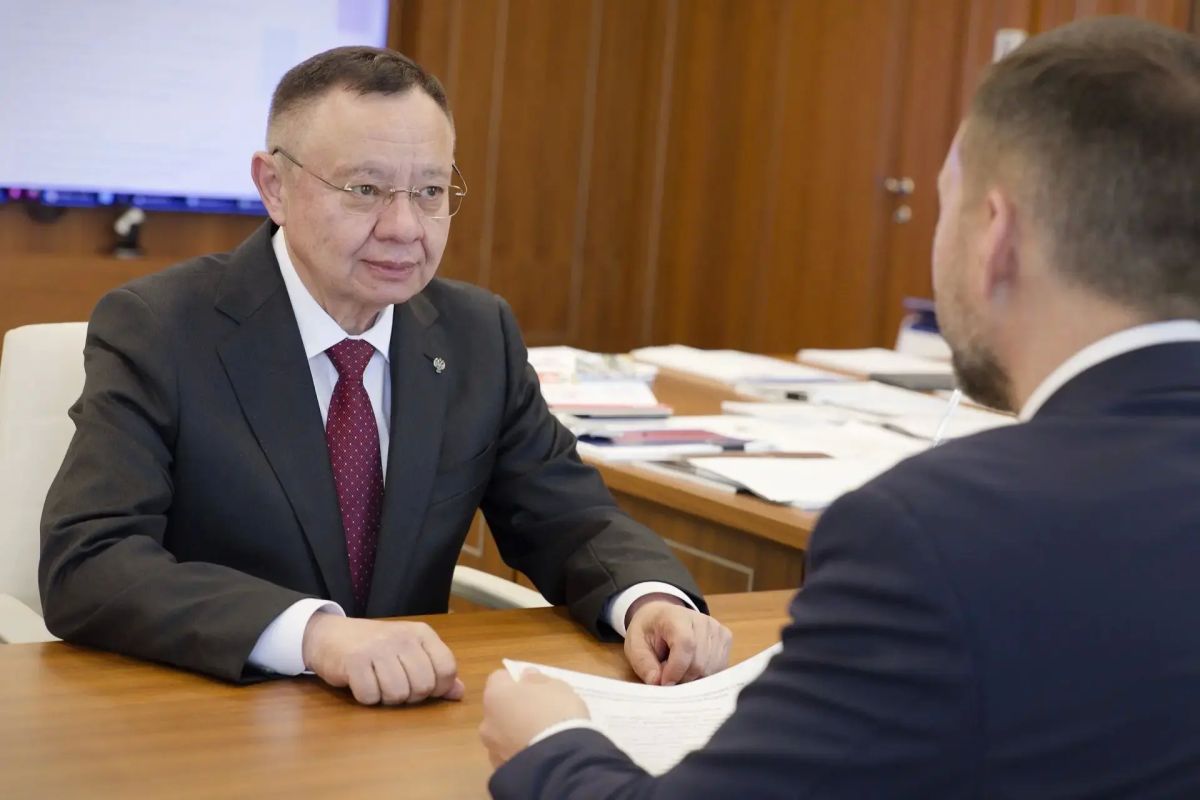 Министр строительства и ЖКХ РФ Ирек Файзуллин провел рабочую встречу с Главой ДНР Денисом Пушилиным Министр строительства и ЖКХ РФ Ирек Файзуллин провел рабочую встречу с Главой ДНР Денисом Пушилиным