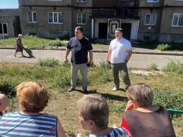 Заместитель главы муниципального образования городского округа Харцызск Виталий Легчилин совместно с председателем Харцызского городского совета Борисом Будыка провели встречу с жителями по адресу: ул. Патона, д. 30А