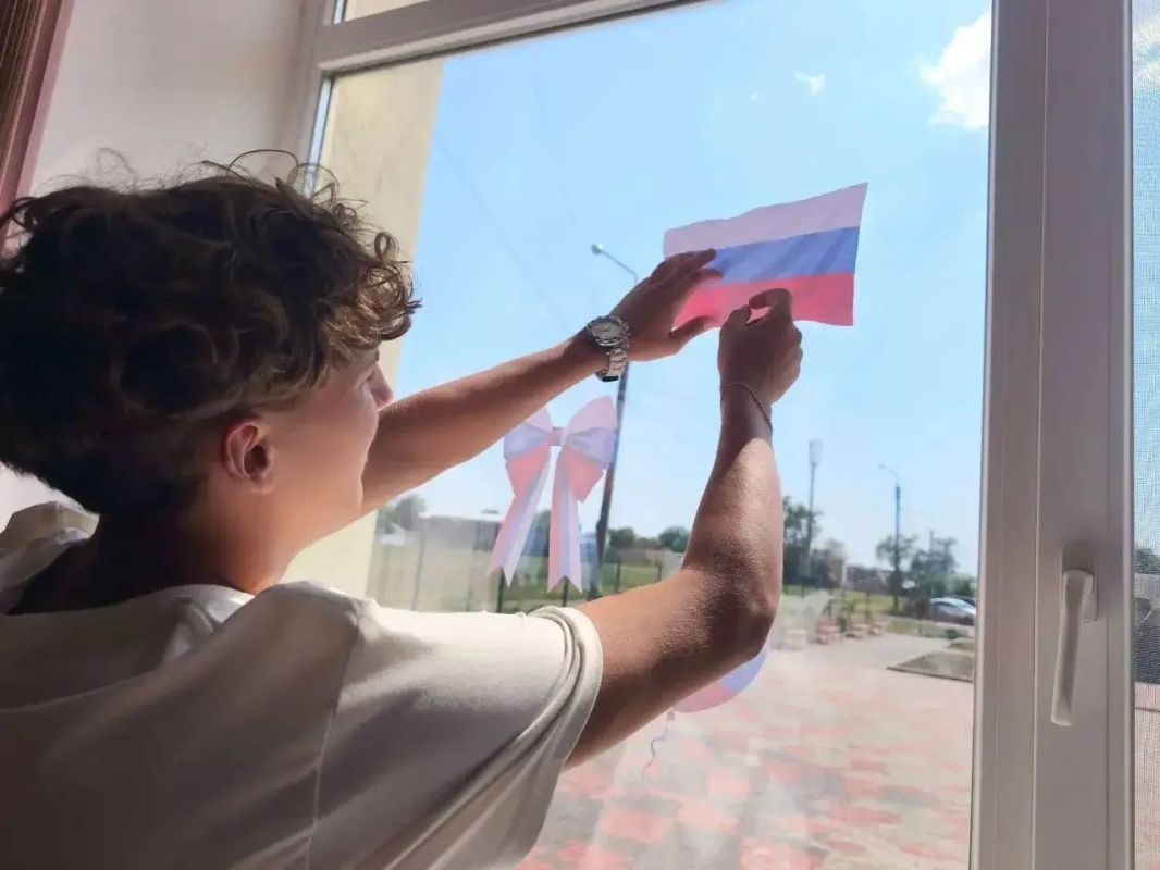 Наши сердца — с Россией!. В преддверии Дня Государственного флага Российской Федерации в Мангушской школе №2 партийцы провели серию мероприятий в рамках Всероссийской акции «Цвета Родины» Наши сердца — с Россией!. В преддверии Дня Государственного флага Российской Федерации в Мангушской школе №2 партийцы провели серию мероприятий в рамках Всероссийской акции «Цвета Родины»