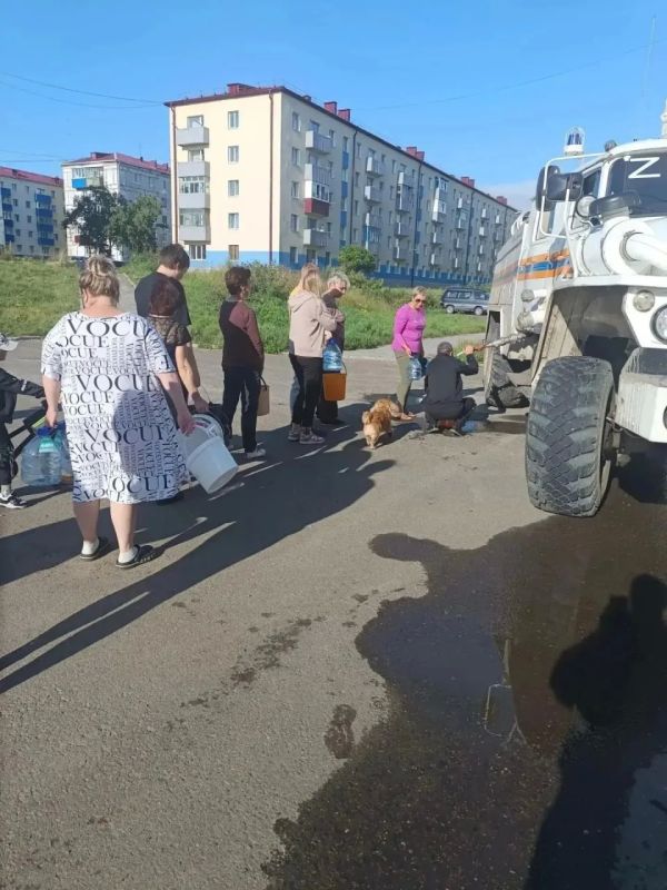 Спасатели эвакуируют людей из подтопленных домов на Сахалине