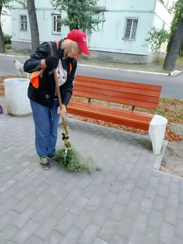 С заботой об округе. На минувшей неделе работники Ясиноватского жилищно-эксплуатационного комбината продолжали поддерживать порядок и наводить чистоту на улицах наших населенных пунктов