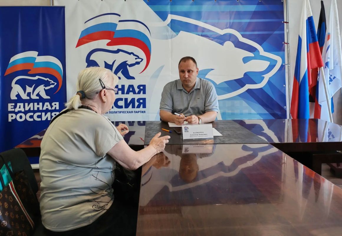 Состоялся прием граждан. Сегодня, 24 августа, в Общественной приемной Партии "Единая Россия" города Тореза Председатель Торезского городского совета Александр Казмерчук провел прием граждан Состоялся прием граждан. Сегодня, 24 августа, в Общественной приемной Партии "Единая Россия" города Тореза Председатель Торезского городского совета Александр Казмерчук провел прием граждан