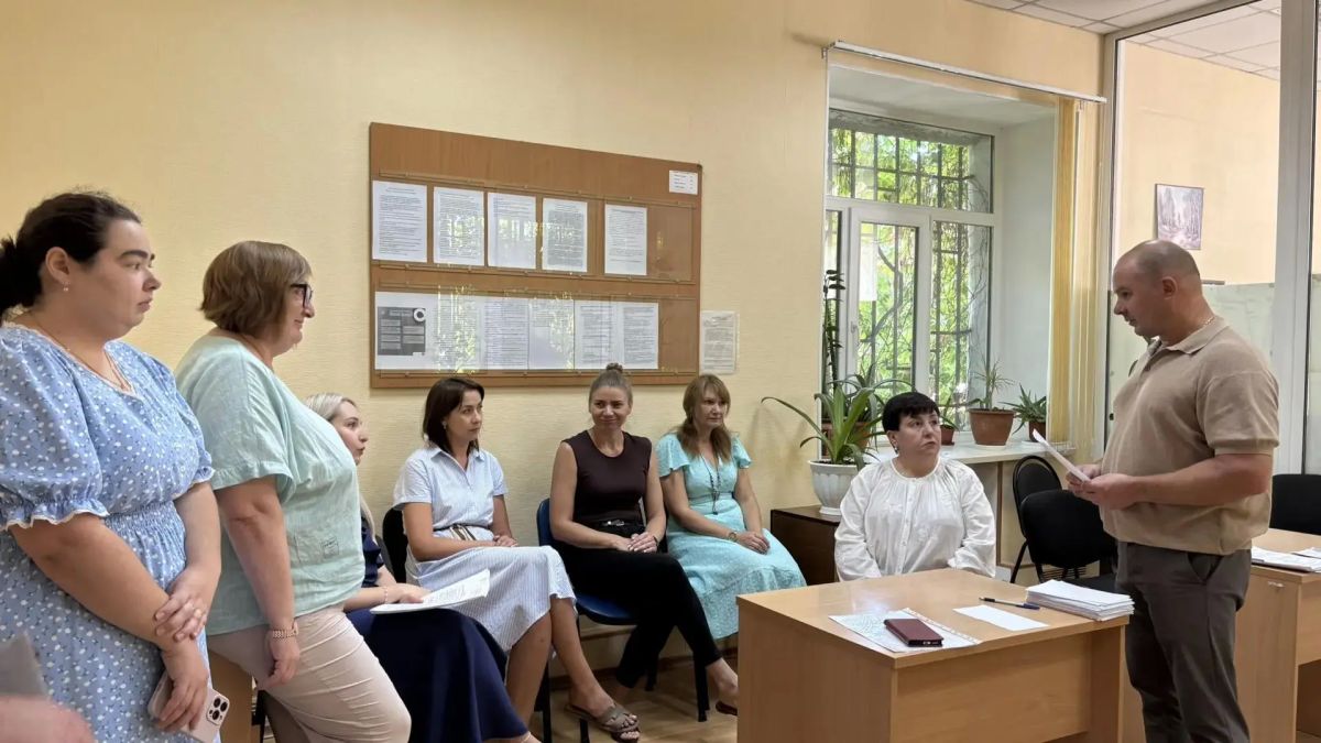 На связи с жителями. Дмитрий Огилец встретился с Заместителем Председателя Правительства ДНР Ларисой Толстыкиной в Доме Ветерана, чтобы обсудить ключевые вопросы для ветеранского сообщества Республики На связи с жителями. Дмитрий Огилец встретился с Заместителем Председателя Правительства ДНР Ларисой Толстыкиной в Доме Ветерана, чтобы обсудить ключевые вопросы для ветеранского сообщества Республики