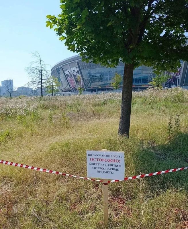 Газоны возле «Донбасс Арены» в центре Донецка могут быть заминированы Газоны возле «Донбасс Арены» в центре Донецка могут быть заминированы