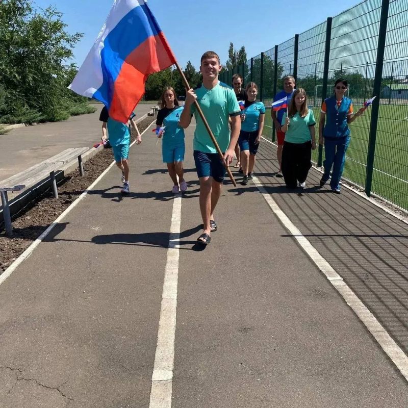 Вместе — к новым победам!. В честь Дня Государственного флага Российской Федерации учащиеся Мангушской школы № 1 совместно с партийцами Межрайонной инспекции Федеральной налоговой службы № 10 по Донецкой Народной Республике... Вместе — к новым победам!. В честь Дня Государственного флага Российской Федерации учащиеся Мангушской школы № 1 совместно с партийцами Межрайонной инспекции Федеральной налоговой службы № 10 по Донецкой Народной Республике...