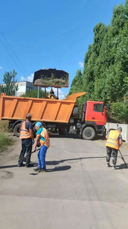 С заботой об округе. На минувшей неделе работники Ясиноватского жилищно-эксплуатационного комбината продолжали поддерживать порядок и наводить чистоту на улицах наших населенных пунктов С заботой об округе. На минувшей неделе работники Ясиноватского жилищно-эксплуатационного комбината продолжали поддерживать порядок и наводить чистоту на улицах наших населенных пунктов