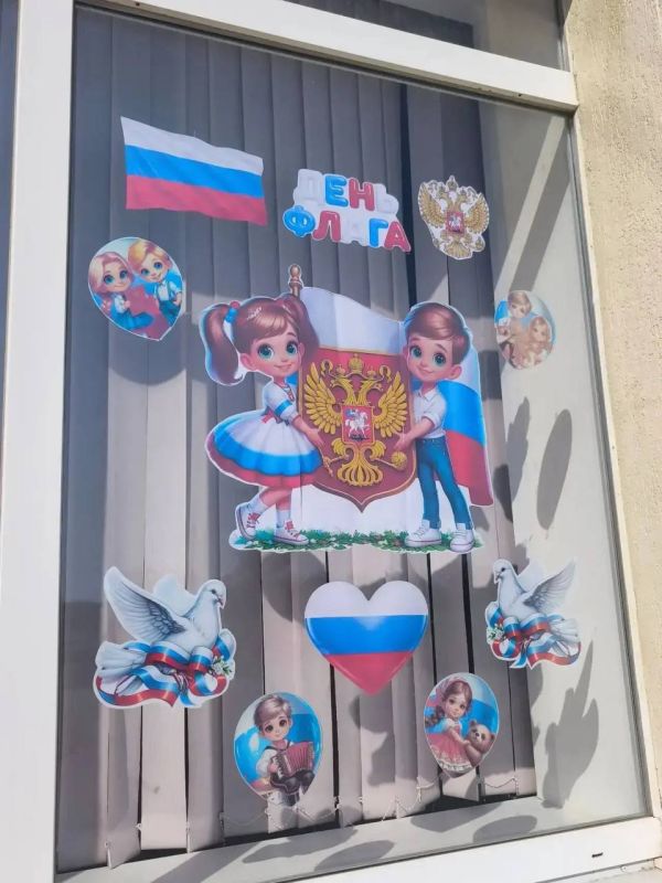 Наши сердца — с Россией!. В преддверии Дня Государственного флага Российской Федерации в Мангушской школе №2 партийцы провели серию мероприятий в рамках Всероссийской акции «Цвета Родины» Наши сердца — с Россией!. В преддверии Дня Государственного флага Российской Федерации в Мангушской школе №2 партийцы провели серию мероприятий в рамках Всероссийской акции «Цвета Родины»