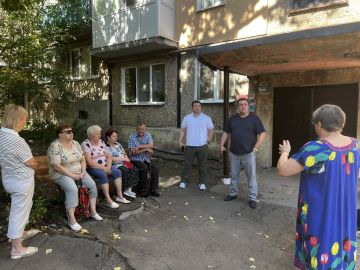 Заместитель главы муниципального образования городского округа Харцызск Виталий Легчилин совместно с председателем Харцызского городского совета Борисом Будыка провели встречу с жителями по адресу: м-н Металлургов, д. 16