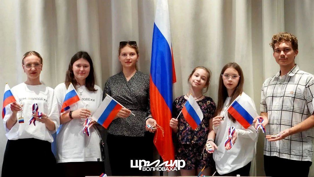 Моя Россия - мой флаг. Российский триколор — символ, который объединяет наше общество и говорит без слов о том, что нам дорого Моя Россия - мой флаг. Российский триколор — символ, который объединяет наше общество и говорит без слов о том, что нам дорого