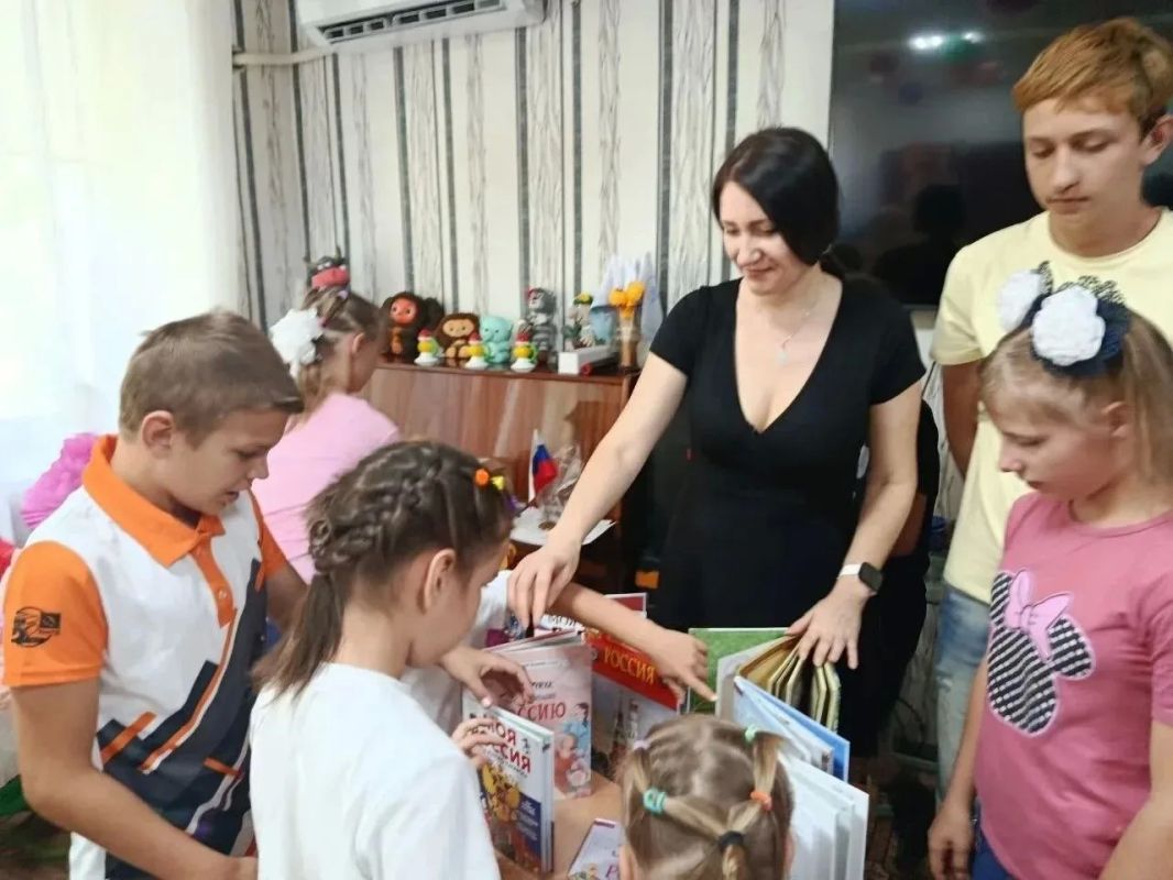 24 августа в ГБУ СОН «СРЦН» библиотекарь Центральной детской библиотеки организовала выставку «Триколор моей страны», приуроченную ко Дню Государственного флага Российской Федерации