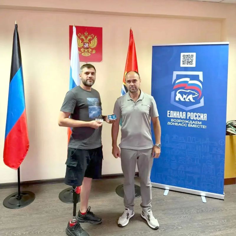 Значимое событие в Торезе: ветеран боевых действий получил партбилет