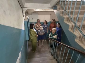 Сегодня, 24 августа 2026 года, в рамках проектов «Управдом» и "Школа ЖКХ", депутат Донецкого городского совета ДНР Елена Сорокина провела встречу с жителями по адресу: ул. Бирюзова, 18