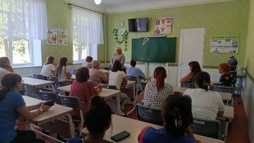 24 августа депутат Макеевского городского совета Донецкой Народной Республики Оксана Бевцык провела встречу с жителями в помещении Средней школы № 83 (ул