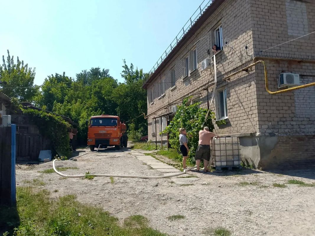 Сегодня, 24 августа, в Кировском внутригородском районе при поддержке региона-шефа Московская область произведен подвоз воды в жилом массиве «Путь Ильича» для жителей улиц Кальмана, Тихая, Алексеева, Матросова Сегодня, 24 августа, в Кировском внутригородском районе при поддержке региона-шефа Московская область произведен подвоз воды в жилом массиве «Путь Ильича» для жителей улиц Кальмана, Тихая, Алексеева, Матросова