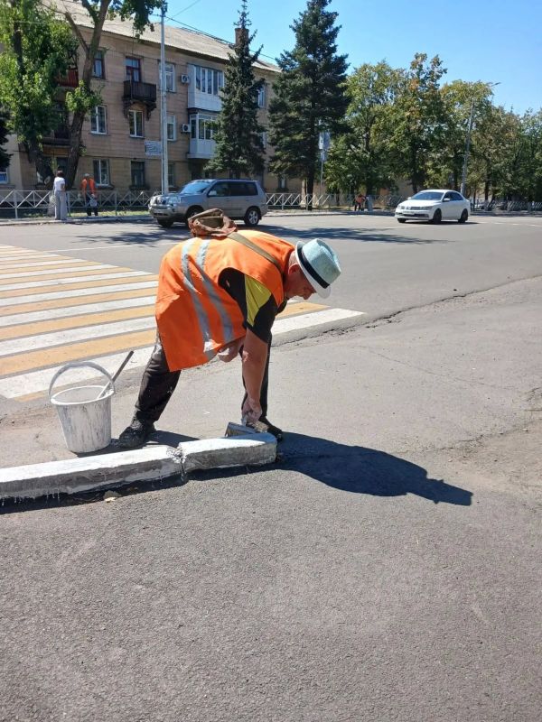 Коммунальщики Снежного продолжают благоустраивать территории общего пользования Коммунальщики Снежного продолжают благоустраивать территории общего пользования
