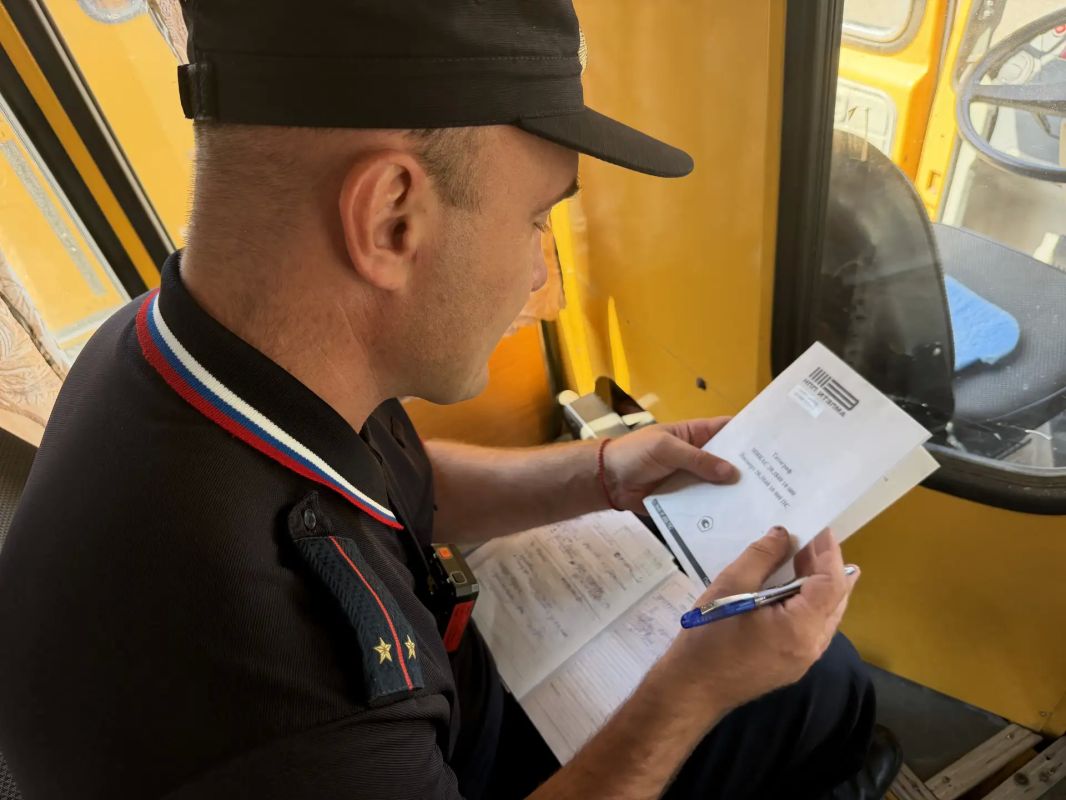 Сотрудники ГАИ провели проверку школьных автобусов Сотрудники ГАИ провели проверку школьных автобусов