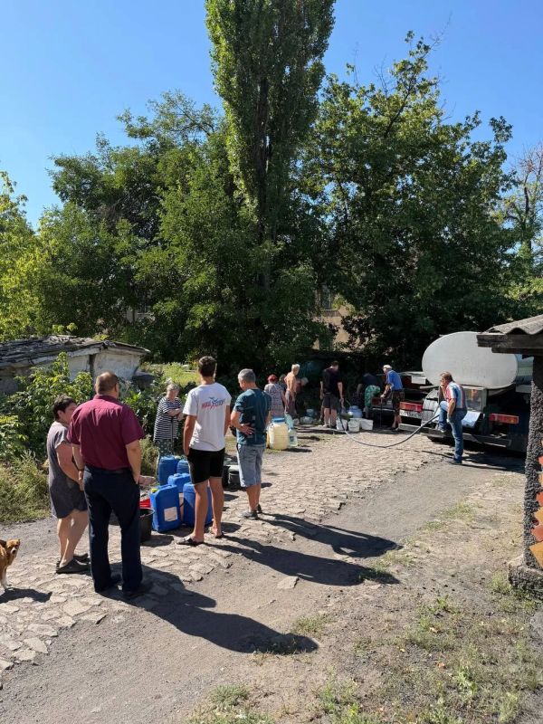 Встреча с населением. В рамках поручений Главы Донецкой Народной Республики Дениса Пушилина Председатель Торезского городского совета Александр Казмерчук проконтролировал организацию подвоза воды по улице Вокзальной