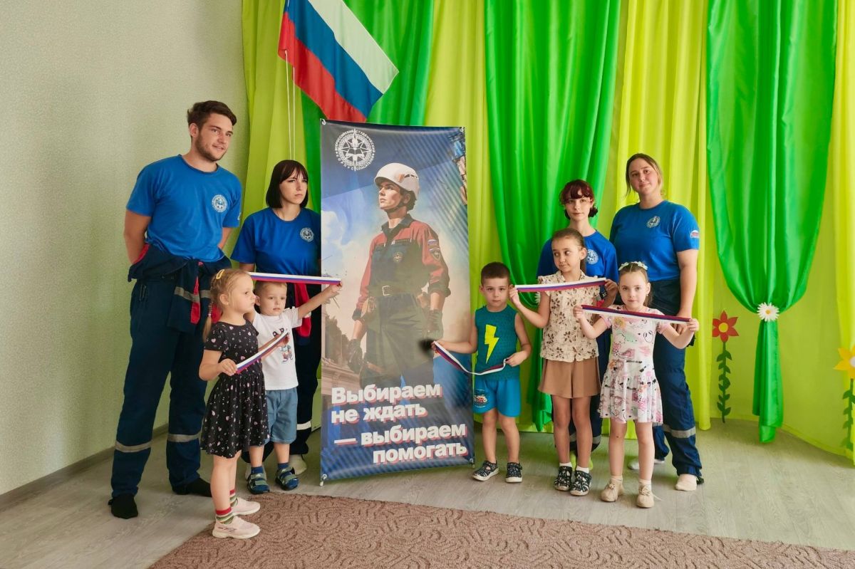 Как донецкие спасатели отметили День государственного флага Как донецкие спасатели отметили День государственного флага