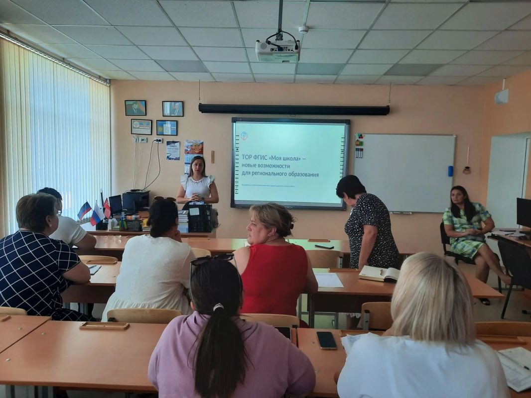 Депутат Мангушского муниципального совета Эльвина Чекалова обсудила с педагогами Урзуфской школы цифровизацию и развитие ТОС Депутат Мангушского муниципального совета Эльвина Чекалова обсудила с педагогами Урзуфской школы цифровизацию и развитие ТОС