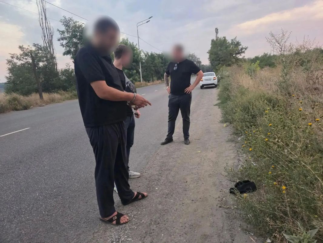 Друг навёл грабителей на предпринимателя в Мариуполе — у него отобрали деньги и "Мазду"
