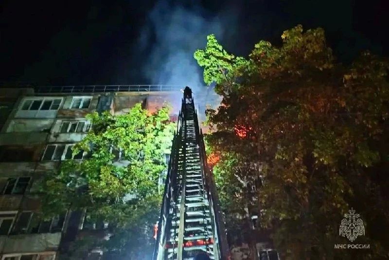 Последствия ночной атаки БПЛА в Макеевке: сгорели три квартиры