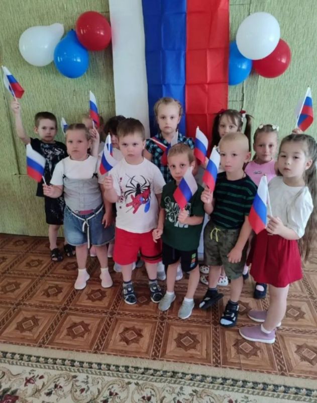 ДЕНЬ РОССИЙСКОГО ФЛАГА!. В ГБДОУ «Мироновский детский сад № 7» прошёл яркий и познавательный праздник, посвящённый Дню Государственного флага Российской Федерации! Наши воспитанники узнали об истории российского триколора... ДЕНЬ РОССИЙСКОГО ФЛАГА!. В ГБДОУ «Мироновский детский сад № 7» прошёл яркий и познавательный праздник, посвящённый Дню Государственного флага Российской Федерации! Наши воспитанники узнали об истории российского триколора...