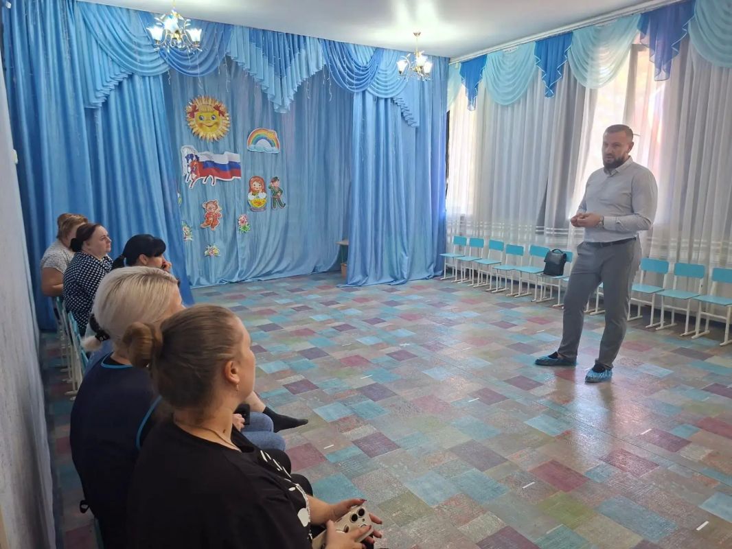 Сегодня, 25 августа, в рамках поручения Главы ДНР Дениса Пушилина, спикер-активист Алексей Боршош провел встречу с жителями Кировского района на подведомственной территории Государственного казенного дошкольного... Сегодня, 25 августа, в рамках поручения Главы ДНР Дениса Пушилина, спикер-активист Алексей Боршош провел встречу с жителями Кировского района на подведомственной территории Государственного казенного дошкольного...