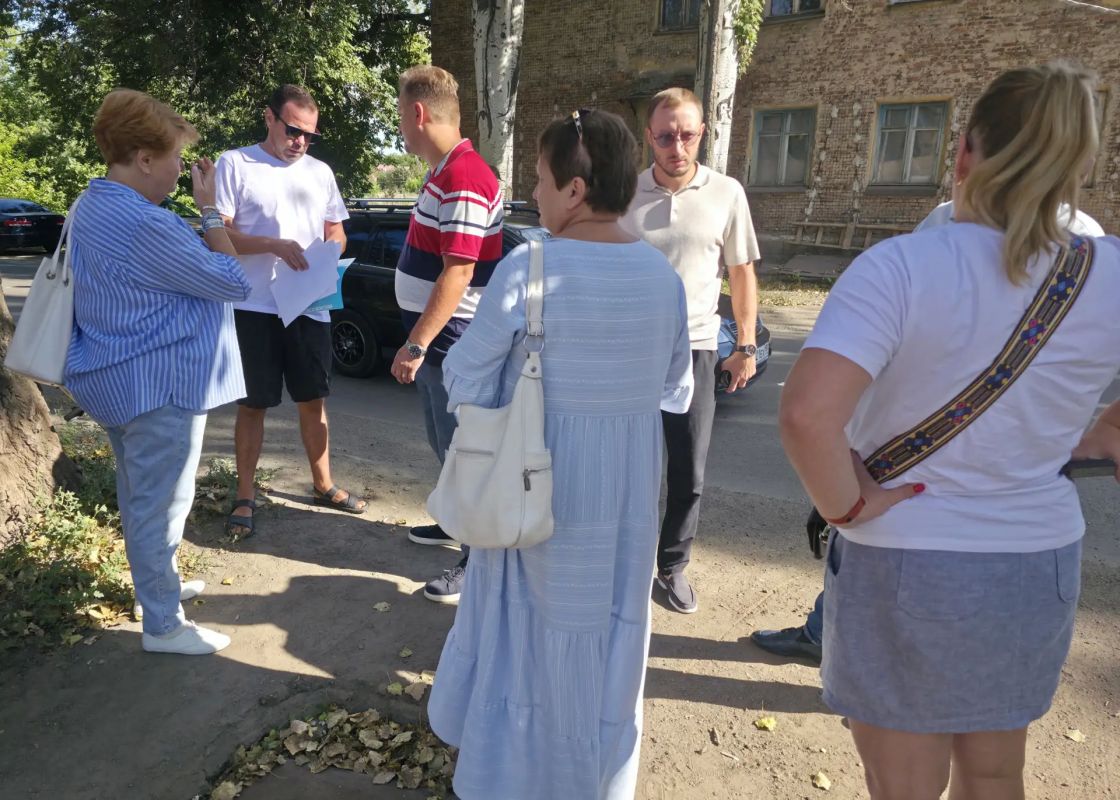 Иван Адамец: Совместно с депутатом горсовета Сергеем Остапенко провели встречу с жителями у дома № 4 на улице Славина Иван Адамец: Совместно с депутатом горсовета Сергеем Остапенко провели встречу с жителями у дома № 4 на улице Славина