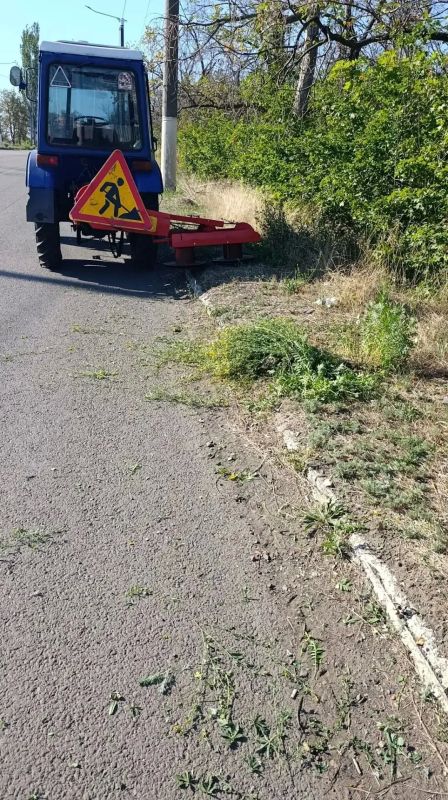 Коммунальщики Снежного продолжают благоустраивать территории общего пользования