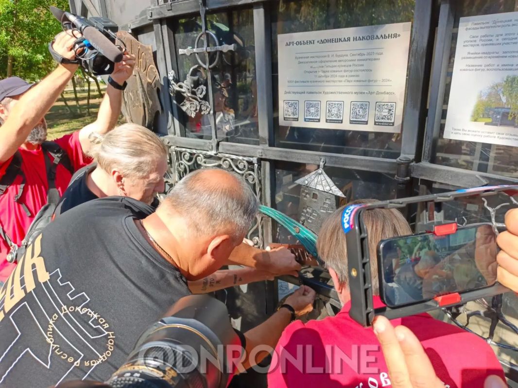 Накануне Дня города Донецка и Дня шахтера коллекция Парка кованых фигур пополнилась двумя новыми работами местных кузнецов: памятным знаком «25 лет Парку кованых фигур» и скульптурой «Рука мастера» Накануне Дня города Донецка и Дня шахтера коллекция Парка кованых фигур пополнилась двумя новыми работами местных кузнецов: памятным знаком «25 лет Парку кованых фигур» и скульптурой «Рука мастера»
