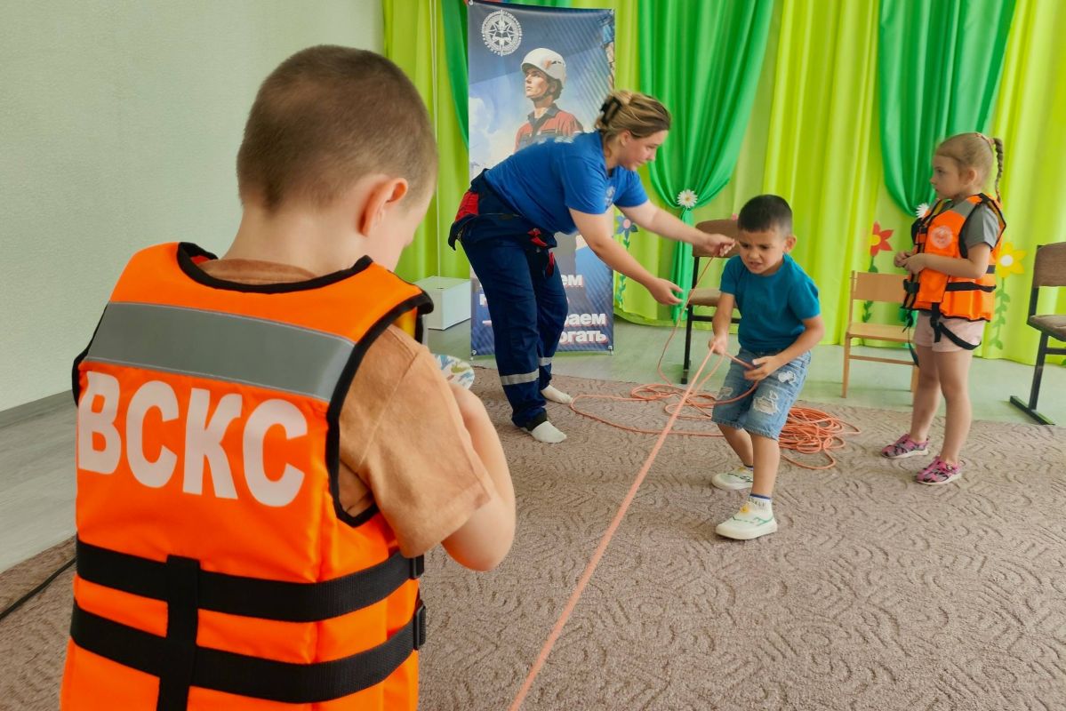 Как донецкие спасатели отметили День государственного флага Как донецкие спасатели отметили День государственного флага