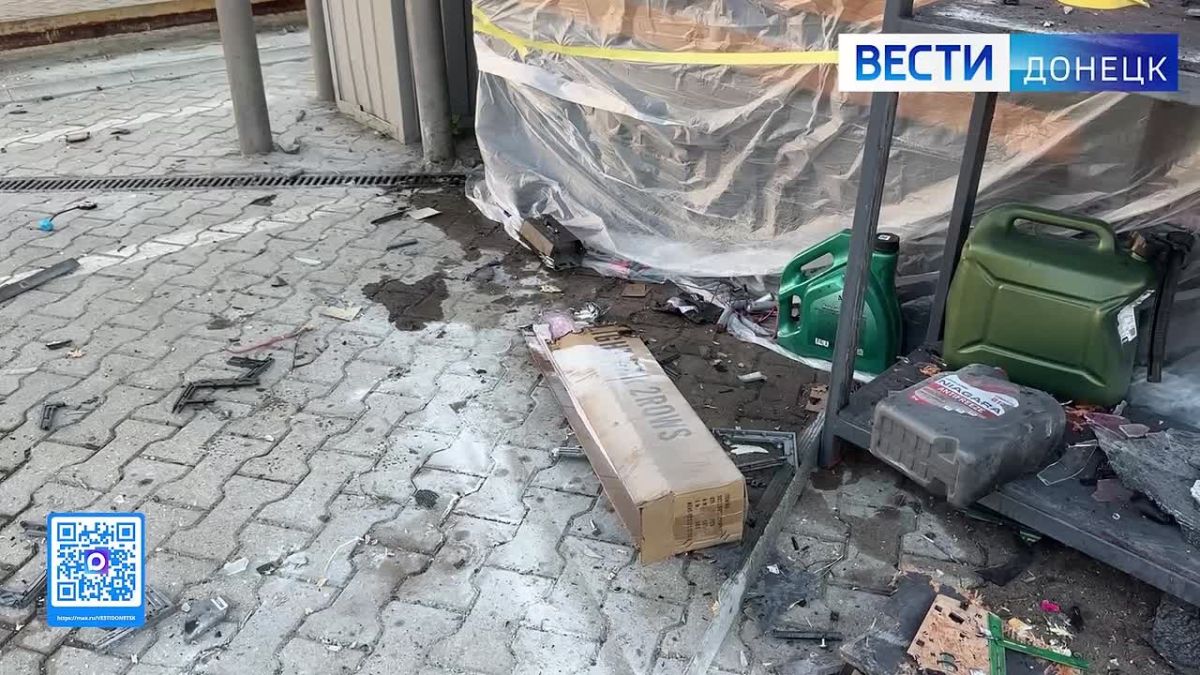 Последствия очередного удара ВСУ по центру Горловки