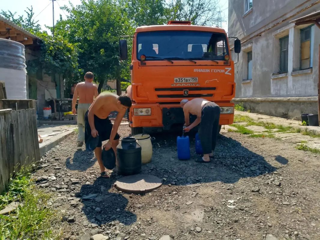 Сегодня, 24 августа, в Кировском внутригородском районе при поддержке региона-шефа Московская область произведен подвоз воды в жилом массиве «Путь Ильича» для жителей улиц Кальмана, Тихая, Алексеева, Матросова Сегодня, 24 августа, в Кировском внутригородском районе при поддержке региона-шефа Московская область произведен подвоз воды в жилом массиве «Путь Ильича» для жителей улиц Кальмана, Тихая, Алексеева, Матросова