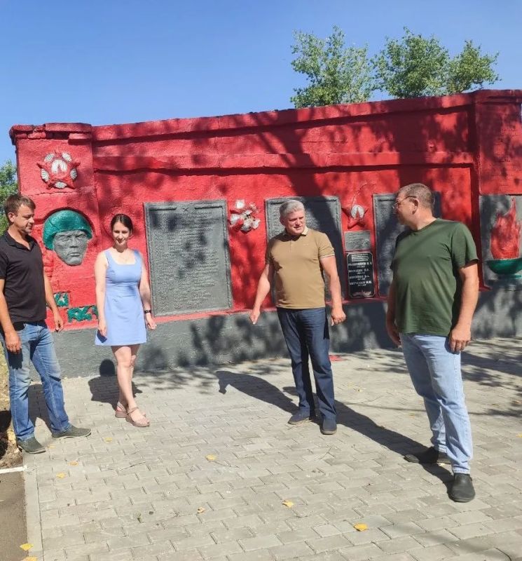 Депутат Амвросиевского муниципального совета Андрей Луняка провел встречу с жителями села Ленинское Депутат Амвросиевского муниципального совета Андрей Луняка провел встречу с жителями села Ленинское