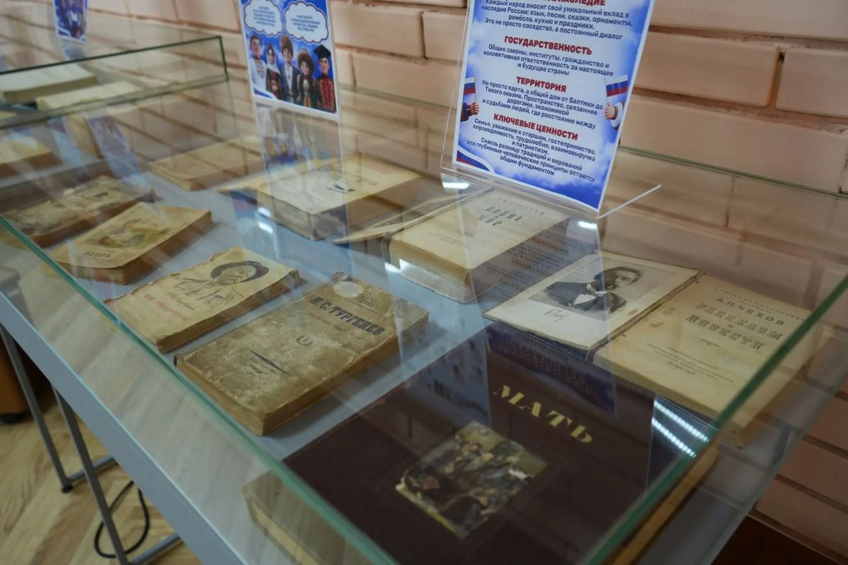 В Ясиноватском музее появился современный робот-гид В Ясиноватском музее появился современный робот-гид