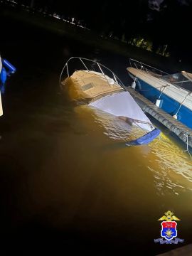 В Санкт-Петербурге Сотрудниками транспортной полиции проводится проверка по факту затопления судна