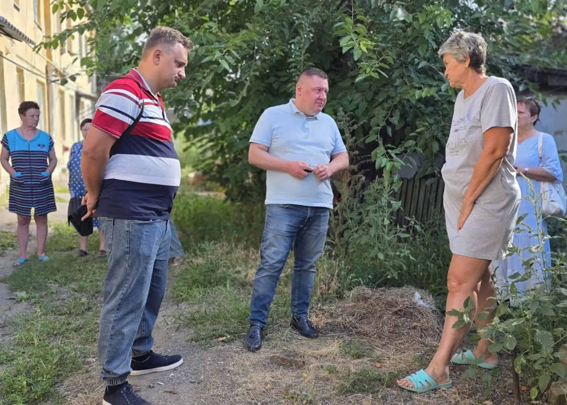 Иван Адамец: Совместно с депутатом горсовета Сергеем Остапенко провели встречу с жителями у дома № 4 на улице Славина Иван Адамец: Совместно с депутатом горсовета Сергеем Остапенко провели встречу с жителями у дома № 4 на улице Славина