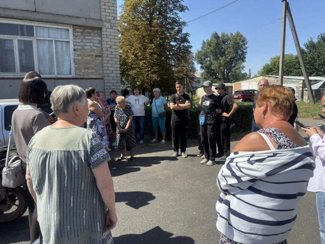 Заместитель главы Администрации Старобешевского муниципального округа Сергей Осадчий провел сход граждан в пгт Старобешево, где обсудили ряд важных вопросов, касающихся жизни местного населения Заместитель главы Администрации Старобешевского муниципального округа Сергей Осадчий провел сход граждан в пгт Старобешево, где обсудили ряд важных вопросов, касающихся жизни местного населения